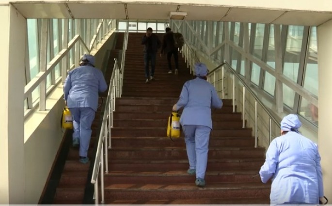 Paytaxtda yerləşən piyada keçidləri dezinfeksiya edilir - VİDEO