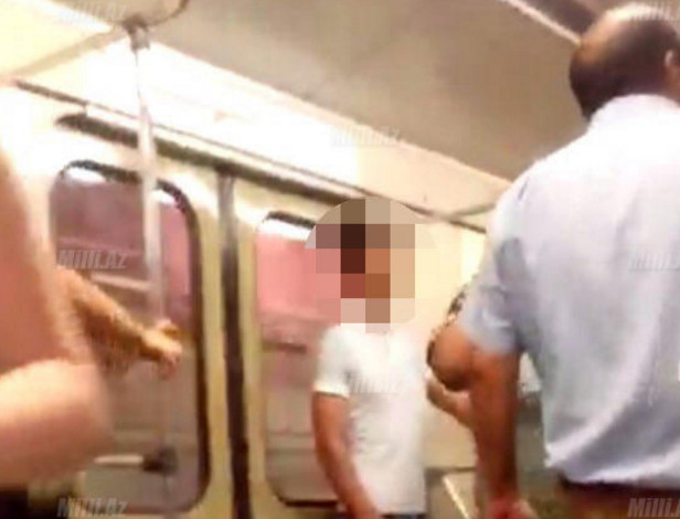 Metroda dava: oğlan söyüş söyən qadına sillə vurdu - FOTO