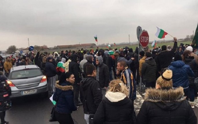 Aksiya iştirakçıları sərhəd yolunu bağladı