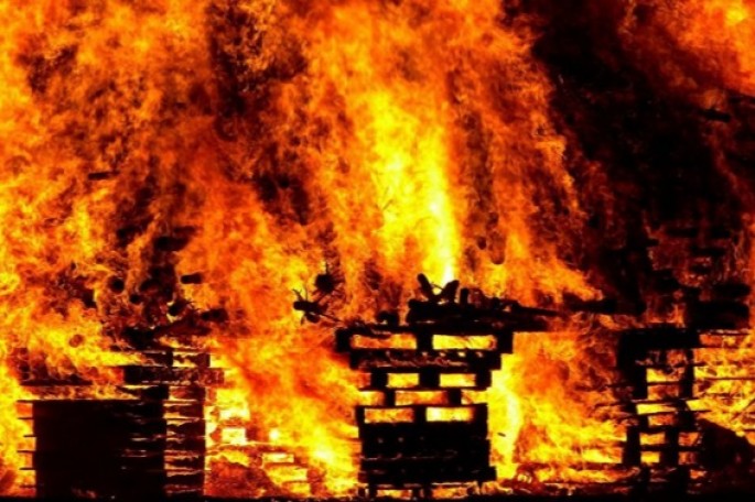 Bakıda sökülməkdə olan evlər yanıb