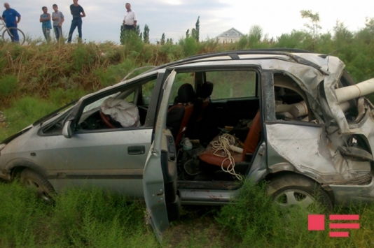 Salyanda avtomobil aşıb, iki nəfər xəsarət alıb - FOTO