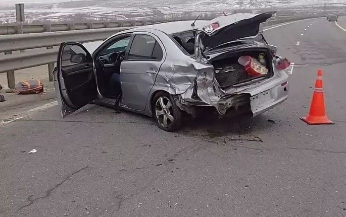 Minik maşını maneəyə çırpılıb - Gədəbəydə