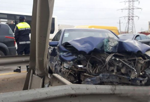 Bakı-Sumqayıt yolunda "Mercedes" dəmir arakəsməyə çırpılıb - FOTO