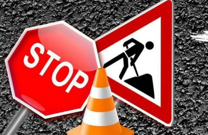 Yol qəzası zamanı dağılan təhlükəsizlik sədləri yenilənir