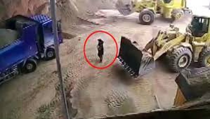 Çömçəyə düşən müdirəni quma basdırdı – VİDEO