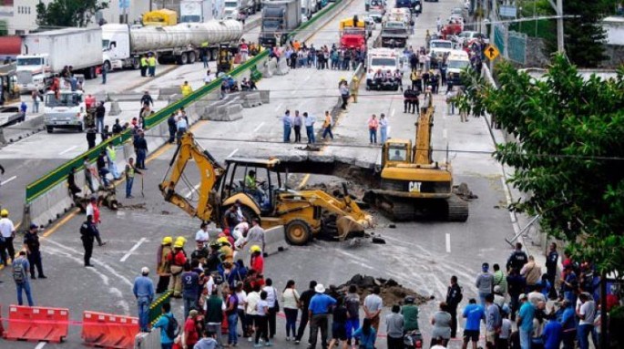 Magistral yol çökdü: avtomobil çuxura düşüb - FOTO