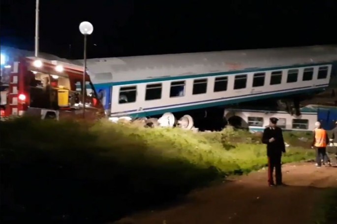 Qatarla avtomobil toqquşdu: ölənlər və yaralananlar var