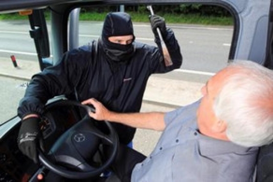 Sürücüyə hücum: onun paltarları soyundurulub - Lerikdə