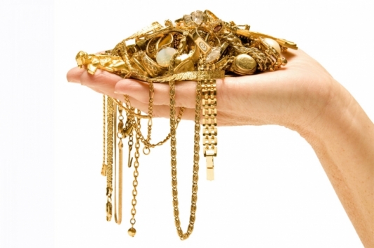 Dayə işlədiyi evdən 80 min manatlıq qızıl oğurladı - Bakıda