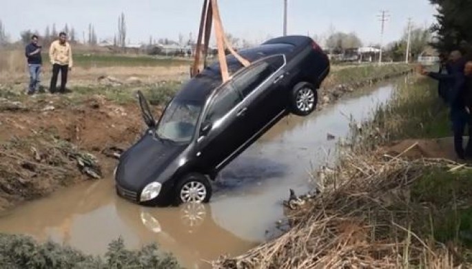 Azərbaycanda qadın sürücü maşını su kanalına aşırdı - VİDEO
