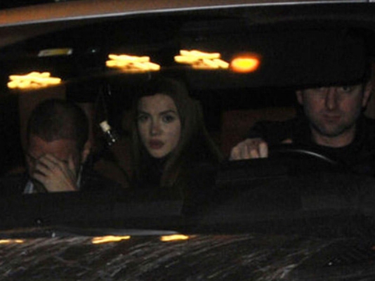 Maşında yeni sevgilisi ilə tutuldu: utandığından üzünü gizlətdi - FOTO