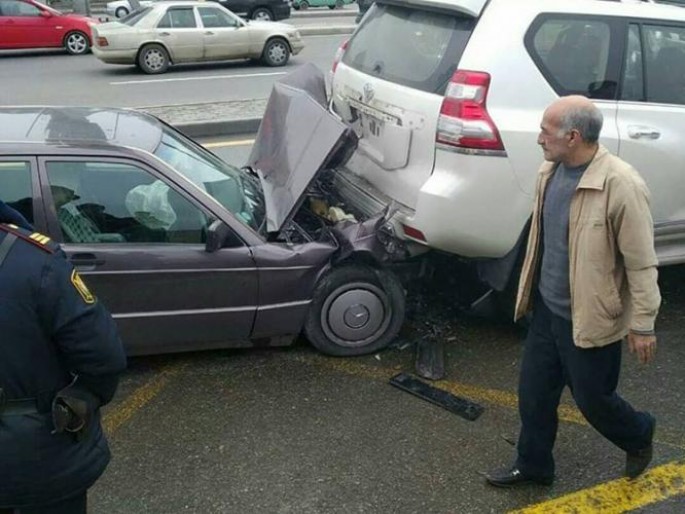 Bakıda sərxoş sürücü 10 maşını əzdi: Qaçarkən DYP postunda tutuldu - FOTO