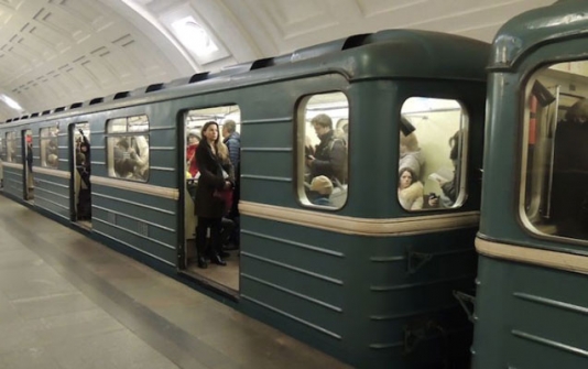 Metroda huşunu itirdi 