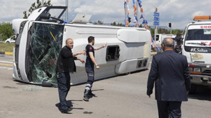 Hərbçiləri daşıyan avtobusla polis avtomobili toqquşdu: 33 yaralı