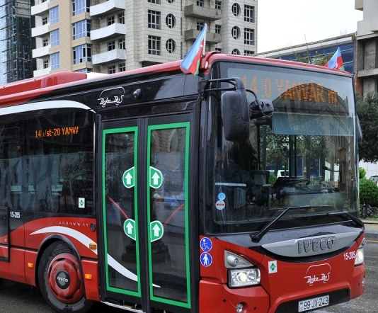 Avtobuslar bayraqlarla bəzədildi - Bakıda