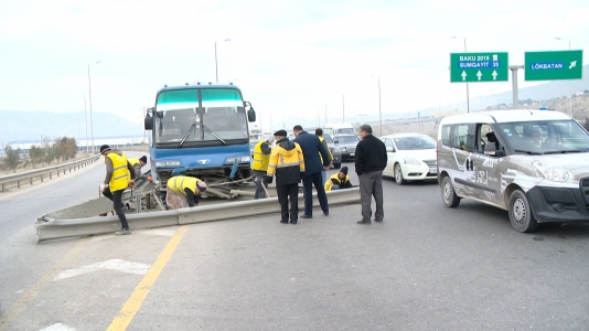 Zəncirvari qəza zamanı yolu dağıtdılar – FOTO-VİDEO