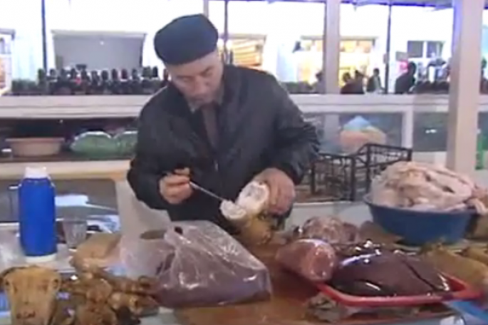 ''8-ci kilometr'' bazarında qida məhsulları antisanitar vəziyyətdə satılır - VİDEO