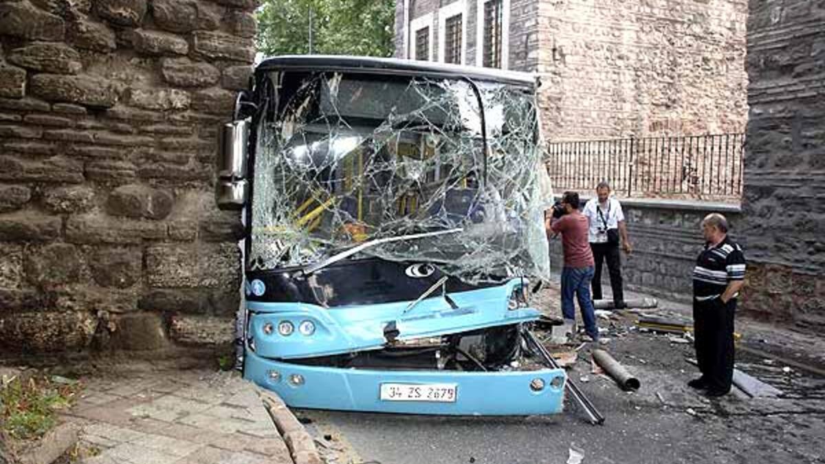 Təkəri partlayan avtobus binaya çırpıldı: azı 23 nəfər öldü