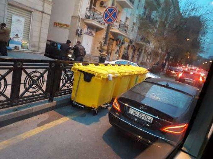“Yanan zibil qutuları maşınlarla birgə hərəkət edəcək...” - Bakı küçələrində problem