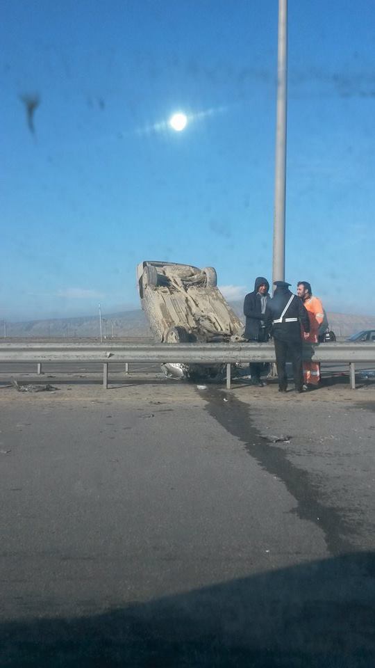 Bakıda avtomobil yolun ortasında aşdı - FOTO