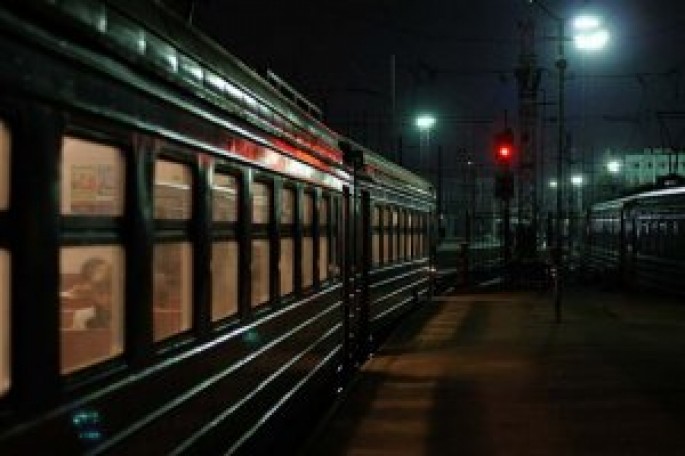 İki uşağı ilə özünü qatarın altına atmış qadının əri şokdadır