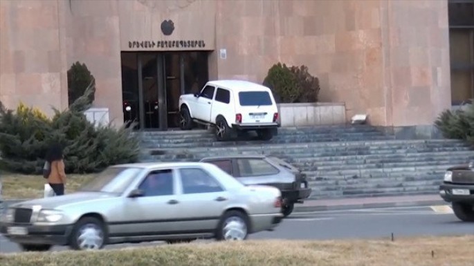 Avtomobilini meriya qarşısında yandırmaq istədi - VİDEO