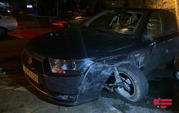 Bakıda toqquşan avtomobillərdən biri aşıb, xəsarət alan var - VİDEO