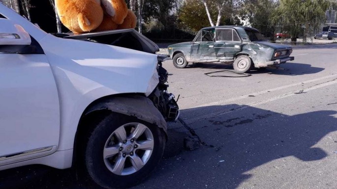 Kürdəmirdə toya gedən avtomobil qəzaya düşüb, xəsarət alan var