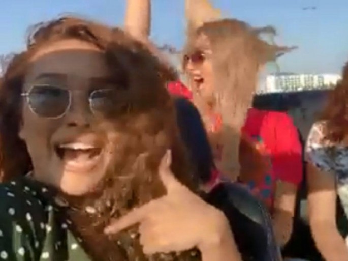 Bakıda məşhur qızlar üstü açıq avtomobildə BELƏ ŞOU GÖSTƏRDİLƏR - VİDEO