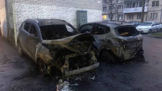 Həyətdə park edilən avtomobilə od vurdular - VİDEO