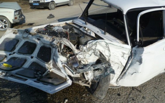 Maşını hasara çırpdı, yaralandı