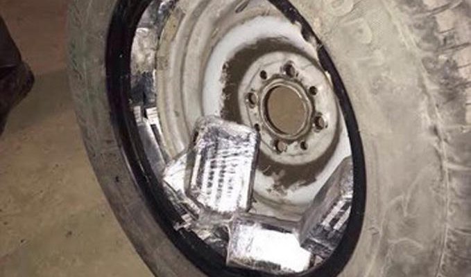 Avtomobilin təkərlərində 5000 ədəd siqaret aşkarlandı - FOTO