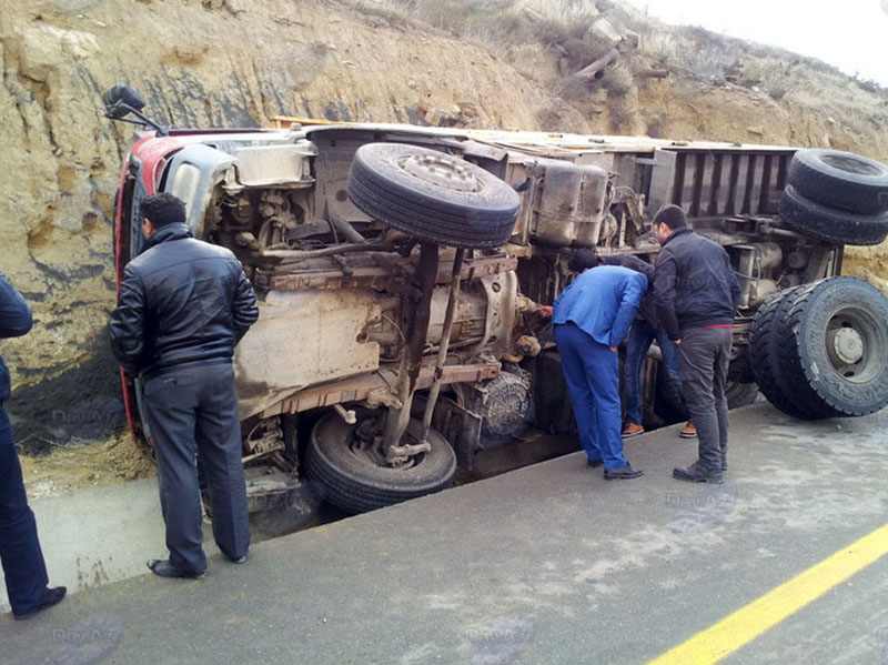 Mikroavtobus yük maşını ilə toqquşdu:  13 ölü