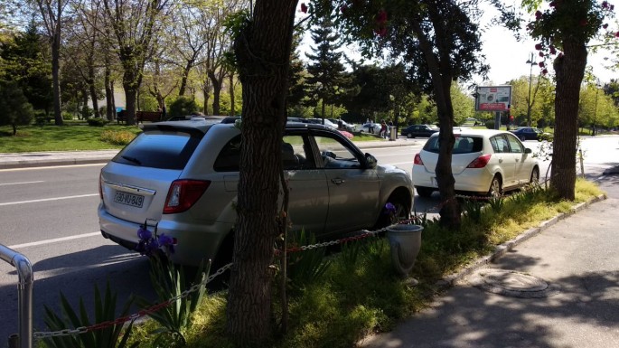 "Mercedes ML" "Naz Lifan"ın güzgüsünü sındırıb uzaqlaşdı – Bakıda