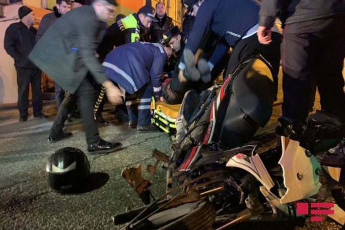 Bakıda motosiklet qəza törədib, xəsarət alanlar var - FOTO