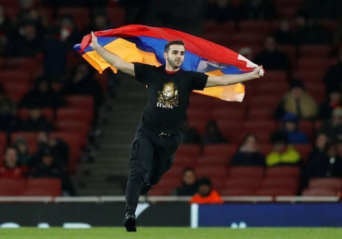 Rəşad Sadıqovdan erməni azarkeşə sərt reaksiya - VİDEO