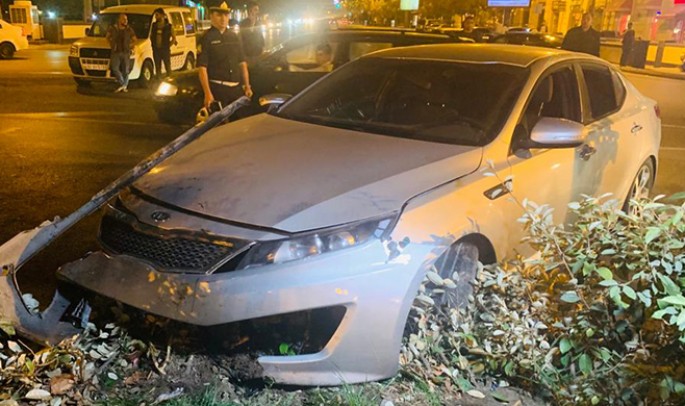 Bakıda sürücü icarəyə götürdüyü avtomobillə qəza törədib - VİDEO