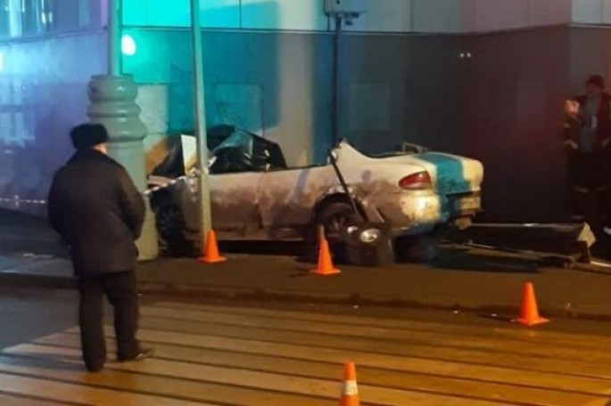 “Mazda” metronun divarına çırpıldı: 3 ölü, 2 yaralı - VİDEO