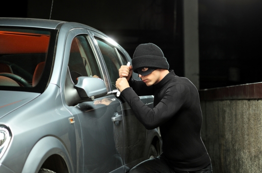 Qadının avtomobilinin şüşəsini sındırıb 6 manat oğurladılar