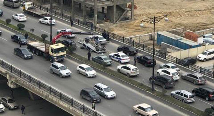 Bakıda körpünün üzərində avtomobil aşıb - FOTO - VİDEO