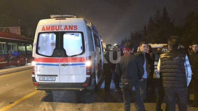 Bakıda qırmızı işığı gözləməyən “Prado” qəzaya səbəb oldu: Yaralılar var - FOTO