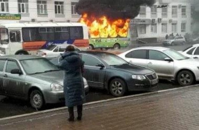 İçi sərnişinlə dolu "Paz" yolun ortasında alovlandı - VİDEO