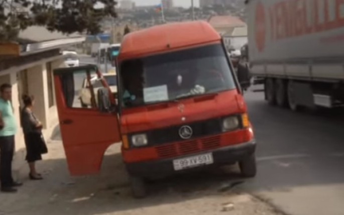 Bakıda "Bələdiyyə avtobusu" adı altında sərnişin daşınır - VİDEO