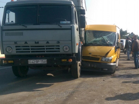 Mikroavtobus "KamAZ"a girdi: ana və qızı yaralandılar - VİDEO