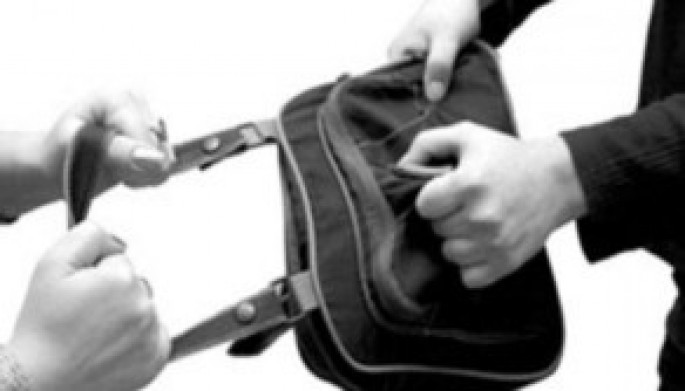 Qadına qarşı zor tətbiq edərək pul kisəsini alan şəxs saxlanılıb - Bakıda