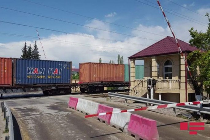 Ucarda yük qatarının teplovozunda nasazlıq yaranıb, avtomobil yolu bağlanıb  - FOTO