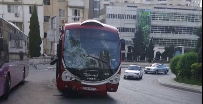 "BakuBus" avtobusu qəza törətdi: yeniyetmə xəsarət alıb - FOTO