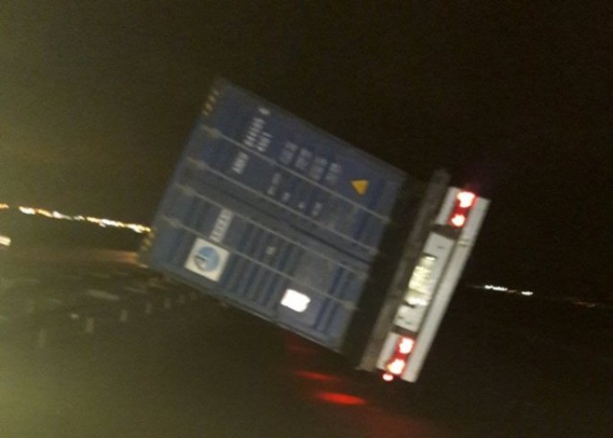 Bakıda külək iki “Tır”ı aşırdı - FOTO