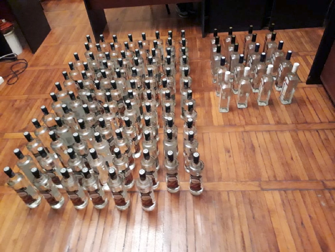 Avtomobildən aksiz markasız spirtli içkilər aşkar edilib - FOTO