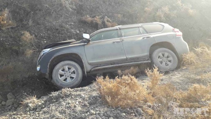 Kürdəmirdə avtomobil dərəyə aşıb  - FOTO